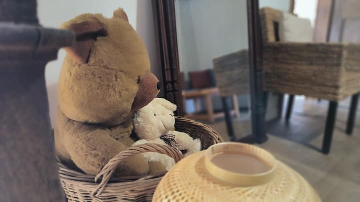 Salon à l'étage, avec canapé-lit double, matériel de loisirs et jeux