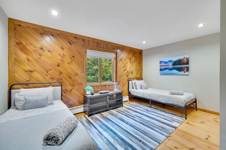 'Chumba cha Milima ya Kijani' kina vitanda viwili pacha vya ziada ili hata watu wazima warefu wajisikie vizuri. Pia ina mapambo ya kipekee ya Vermont na baadhi ya vitabu tunavyopenda.