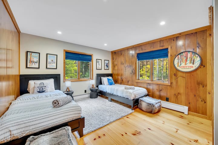 'Chumba cha Stratton' kina vitanda viwili pacha vya ziada kwa hivyo hata watu wazima warefu watajisikia vizuri. Vitu viwili vya starehe kwa ajili ya kukaa na kuzungumza au kucheza na familia na marafiki.