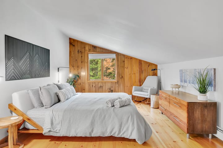 Chumba cha kulala cha msingi kiko kwenye ghorofa ya pili kilicho na kitanda cha ukubwa wa KIFALME chenye starehe, kiti cha kutikisa, kiti cha kukaa, na bafu la kifahari lenye bafu la mawe, kioo kinachozunguka na kipasha joto cha taulo.