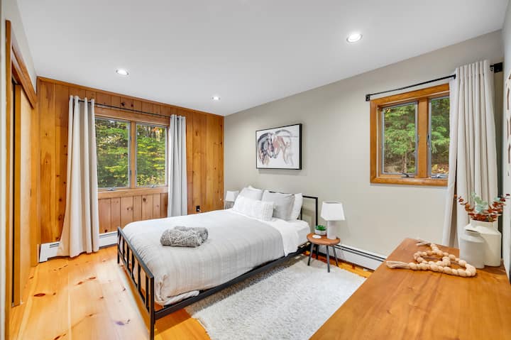 Ingia kwenye Chumba cha Equus, ambapo urahisi unakidhi uzuri. Kitanda cha ukubwa wa KING, kilichowekwa kwenye chuma cheusi cha godoro, kinakuomba upumzike na uongeze nguvu.