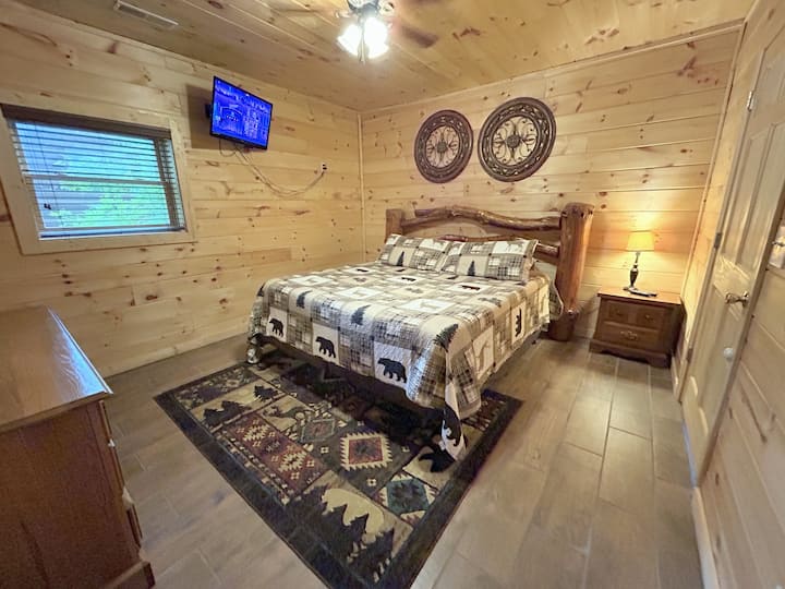 楼下有加大双人床卧室，宽敞