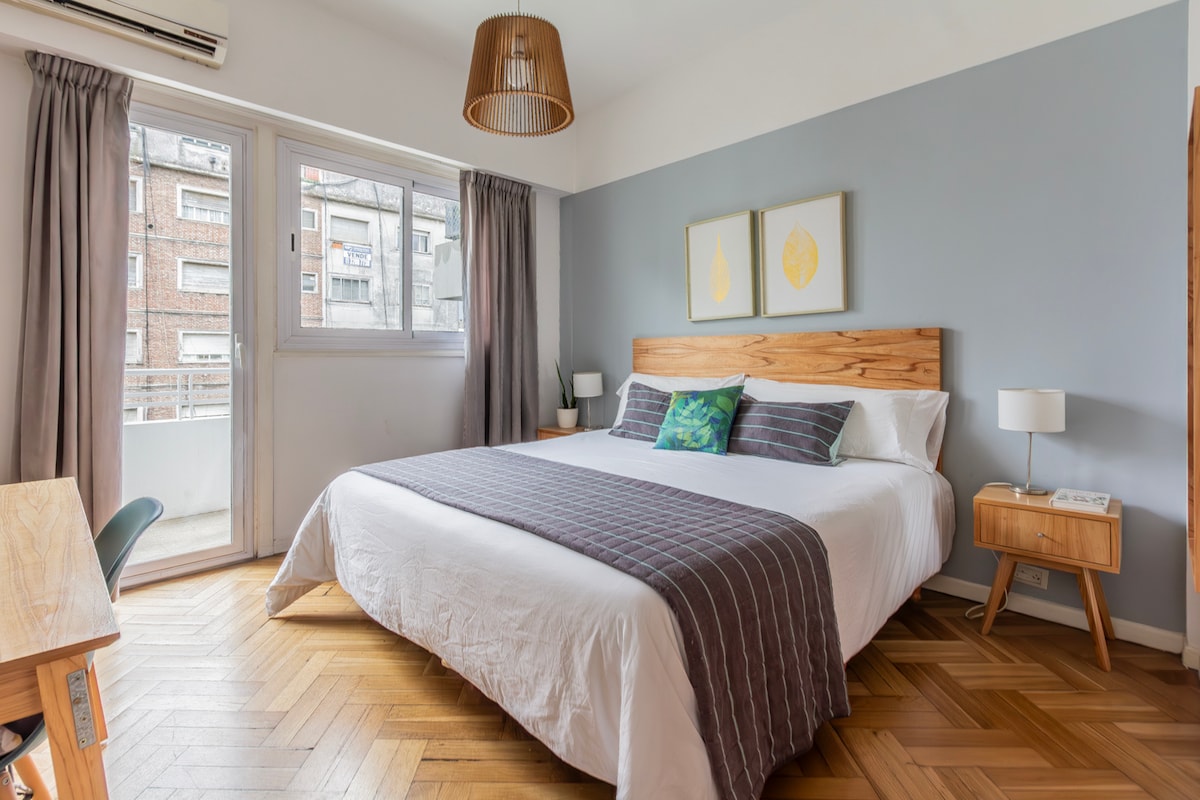 Dormitorio principal con cama TAMAÑO KING, aire acondicionado, escritorio, pequeño balcón, armario y caja fuerte.