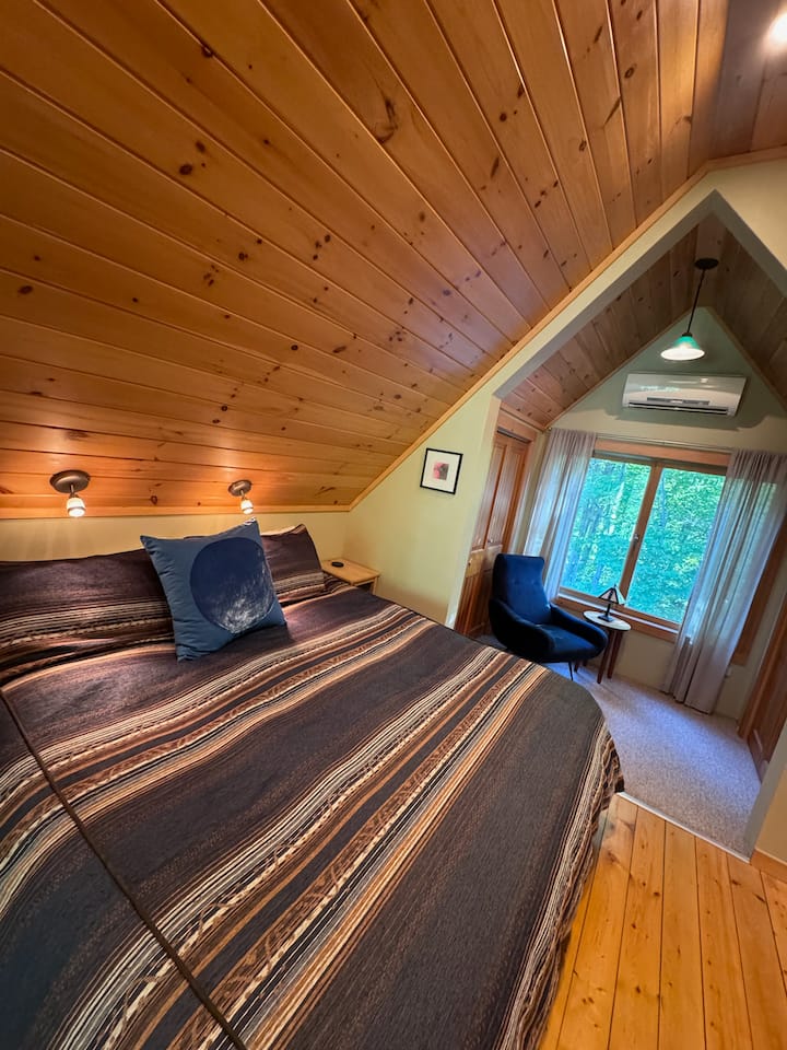 Ќе спиете добро во овој нов брачен кревет со долен јорган и ќе бидете во тек со читањето со поглед на шумата.