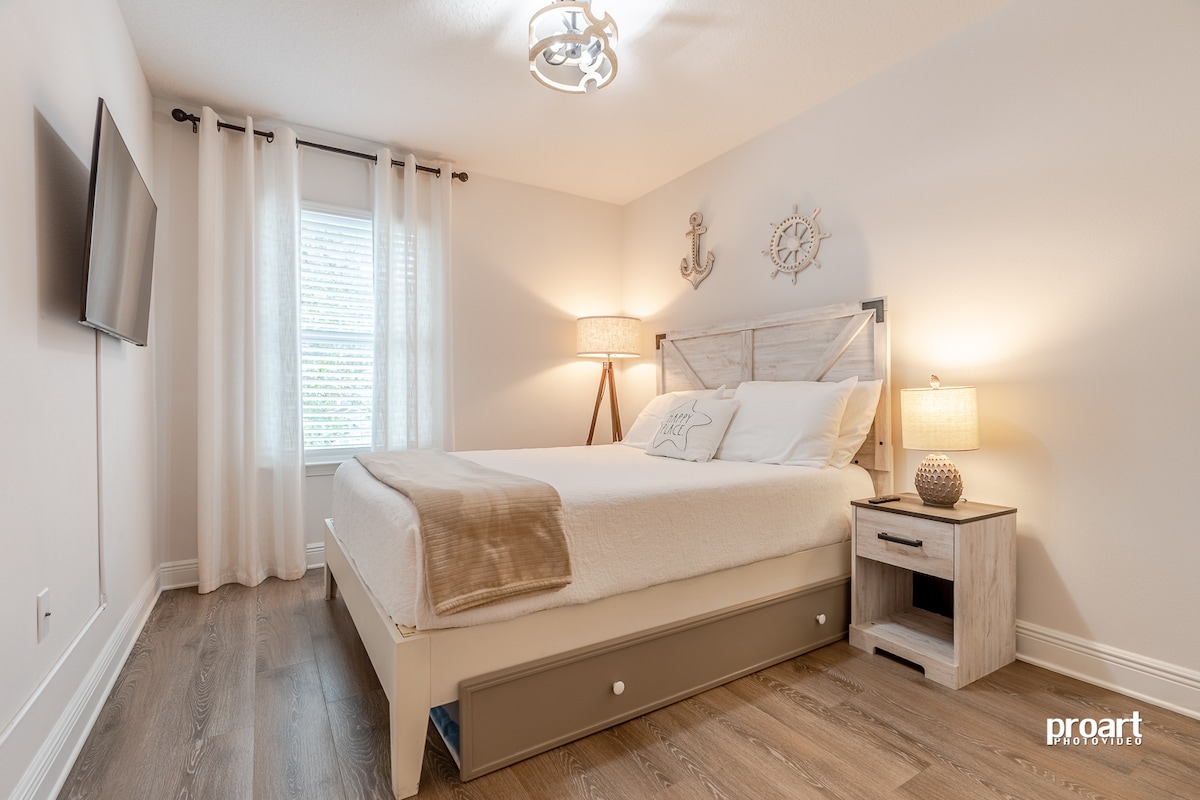 Beiges Schlafzimmer mit Queensize-Bett und Rollbett (schmales Zweibettzimmer 75 Zoll x 30 Zoll). 