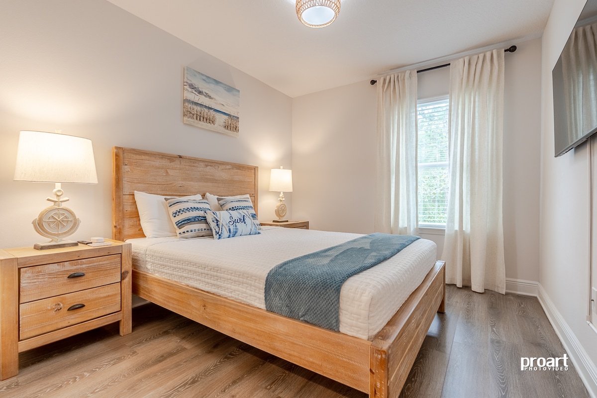 BLAUES Schlafzimmer im Obergeschoss (in der Nähe des Flurbad) mit Queensize-Bett und intelligentem Samsung-Fernseher. 