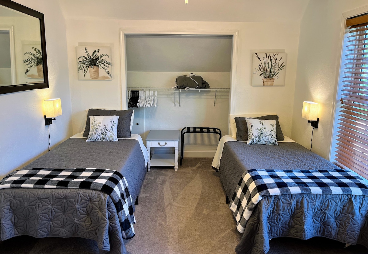 ห้องนอนที่ 4 มีเตียงคู่ขนาด xl 2 เตียง  ต้องผ่านมาสเตอร์เพื่อเข้าถึง