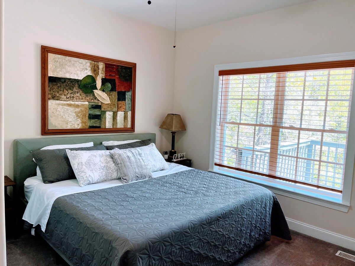 เตียงคิงไซส์ในห้องนอนชั้นหลักที่ 2