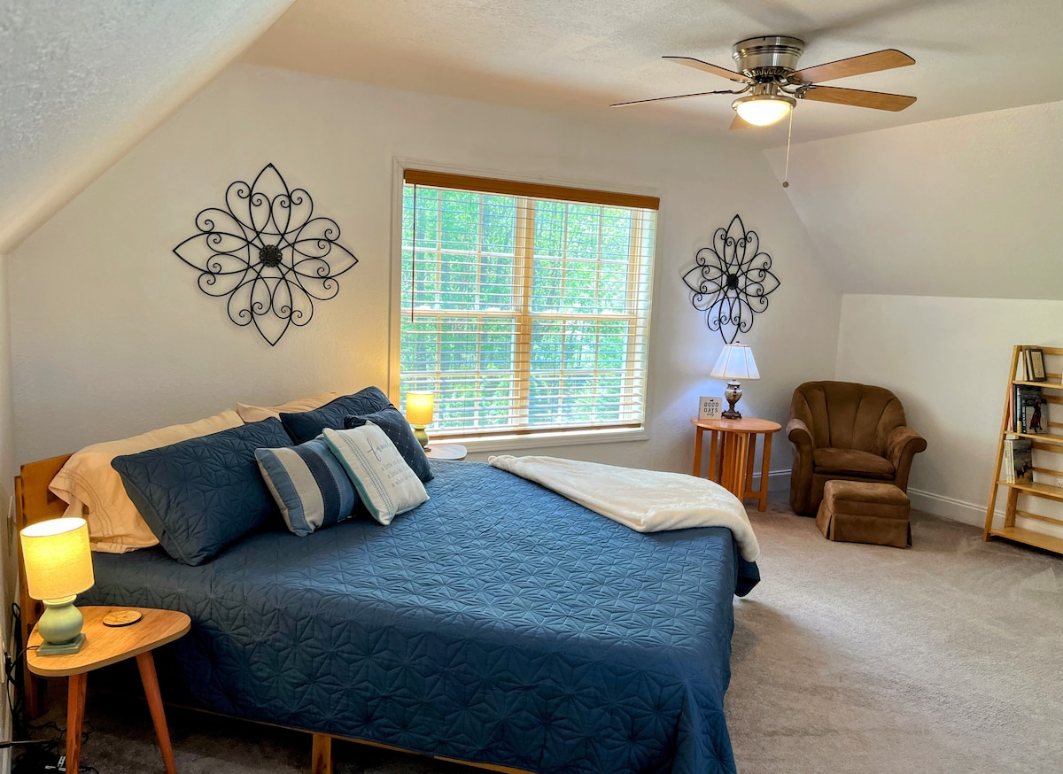 เตียงคิงไซส์และพื้นที่นั่งเล่นในห้องนอนใหญ่ชั้นบน