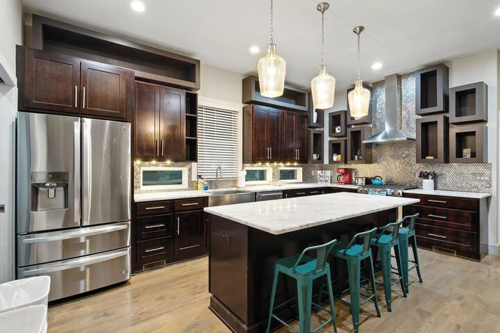 Bachelorette HQ-Walk to Broadway/Downtown gallery image 2