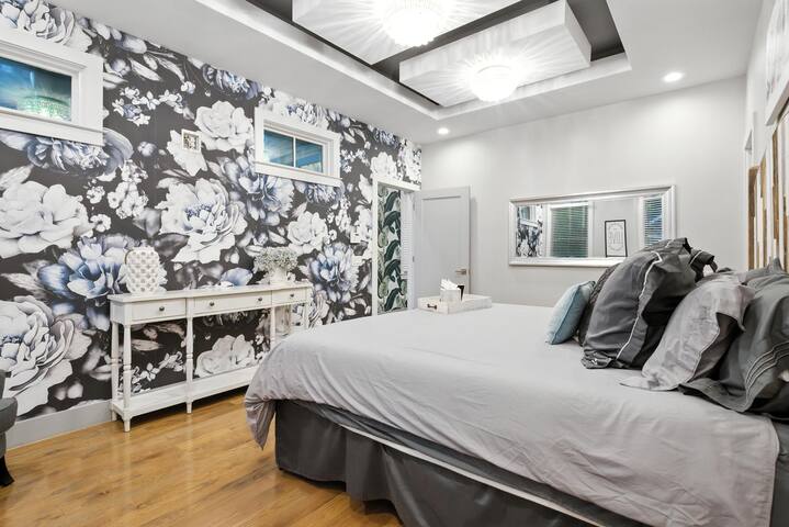 Bachelorette HQ-Walk to Broadway/Downtown gallery image 3