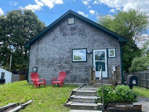 Popular Airbnb listing: Trinity Cottage, Cozy 2 bedroom, walk to water. in Rockland