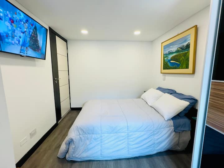 Chambre au deuxième étage avec lit double, télévision et salle de bain privée. Confort et intimité pour votre séjour.

Chambre au deuxième étage avec lit double, télévision et salle de bain privée. Confort et intimité pour votre séjour.