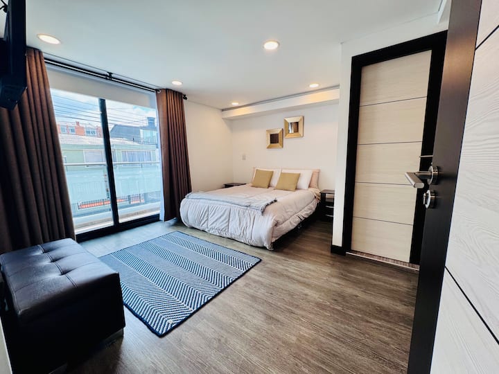 Chambre au deuxième étage avec lit double, TV, balcon et salle de bain privée. Confort et intimité pour votre séjour.

Chambre au deuxième étage avec lit double, télévision, balcon et salle de bain privée. Confort et intimité pour votre séjour.