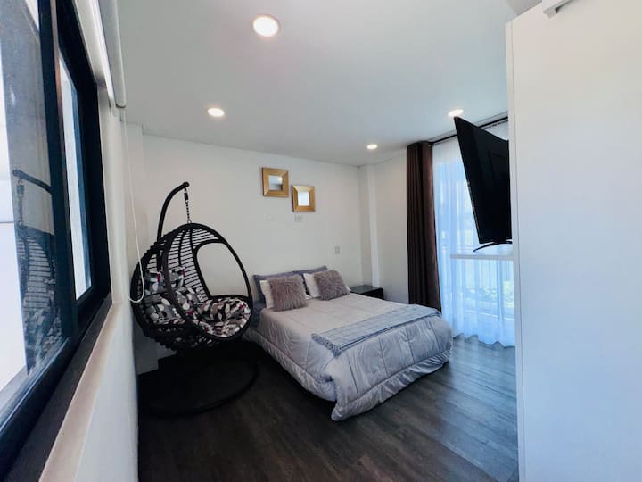 Chambre au deuxième étage avec lit double, TV, balcon et salle de bain privée. Confort et intimité pour votre séjour.

Chambre au deuxième étage avec lit double, télévision, balcon et salle de bain privée. Confort et intimité pour votre séjour.