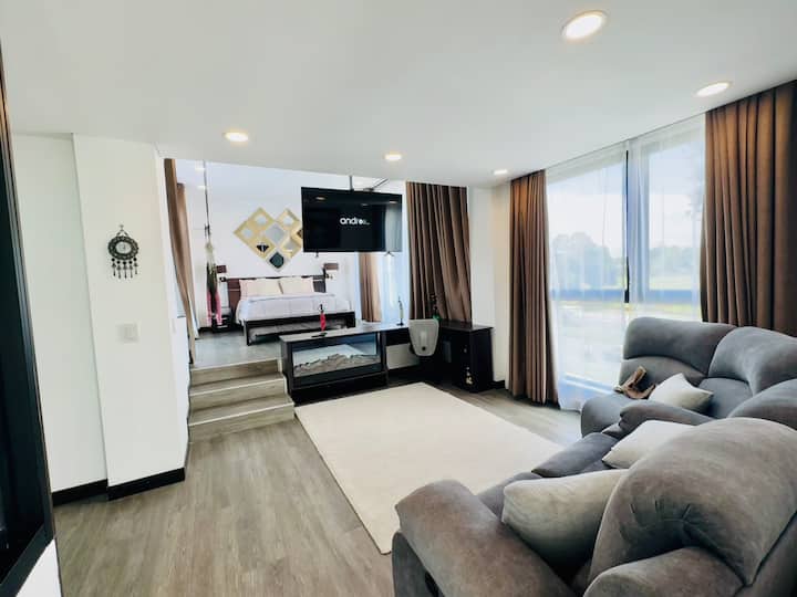 Chambre principale, lit P3, salon, hamac, bureau, salle de bain et deux balcons, idéal pour se reposer ou travailler confortablement.

Suite parentale, lit king size F3, salon, hamac, bureau, salle de bain et deux balcons, parfaits pour se détendre ou travailler confortablement.