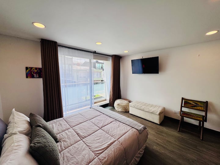 Chambre au deuxième étage avec lit double, TV, balcon et salle de bain privée. Confort et intimité pour votre séjour.

Chambre au deuxième étage avec lit double, télévision, balcon et salle de bain privée. Confort et intimité pour votre séjour.