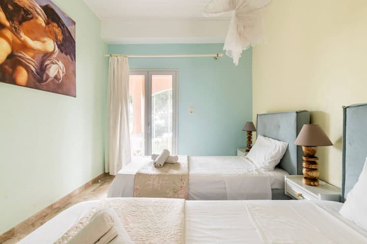 เราชอบที่นี่เป็นระเบียบเรียบร้อย! เพลิดเพลินกับสายลมยามเช้าพร้อมวิวทะเลที่ยอดเยี่ยมโดยตรงจากสวน! การตั้งค่าเตียงแฝด (เครื่องปรับอากาศ) พร้อมทางเข้าระเบียงล้อมรอบ!