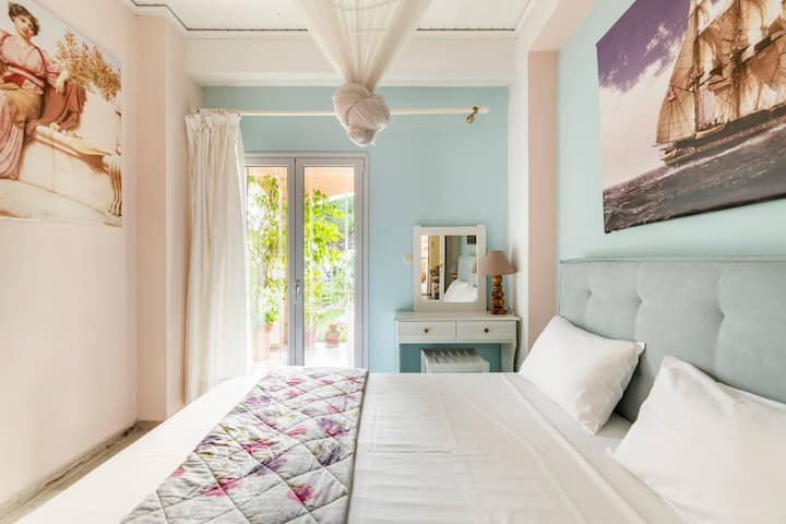 อพาร์ทเมนท์ชั้นล่าง - ห้องนอน (เครื่องปรับอากาศ) พร้อมเตียงคู่และระเบียงล้อมรอบพร้อมวิวสวน!