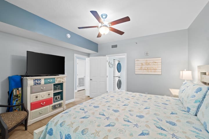 El segundo dormitorio principal tiene una cama tamaño king y baño privado completo con una nueva puerta de ducha de vidrio agregada en febrero de 2024.