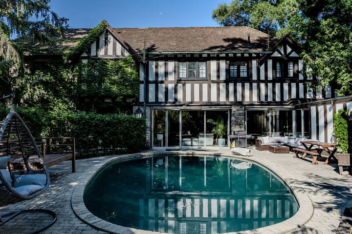 Stunning & Spacious Heritage Home in Bridal Path gallery image 2