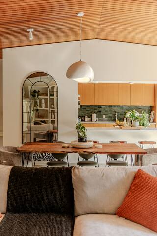 Stunning & Spacious Heritage Home in Bridal Path gallery image 5