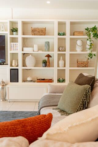 Stunning & Spacious Heritage Home in Bridal Path gallery image 4