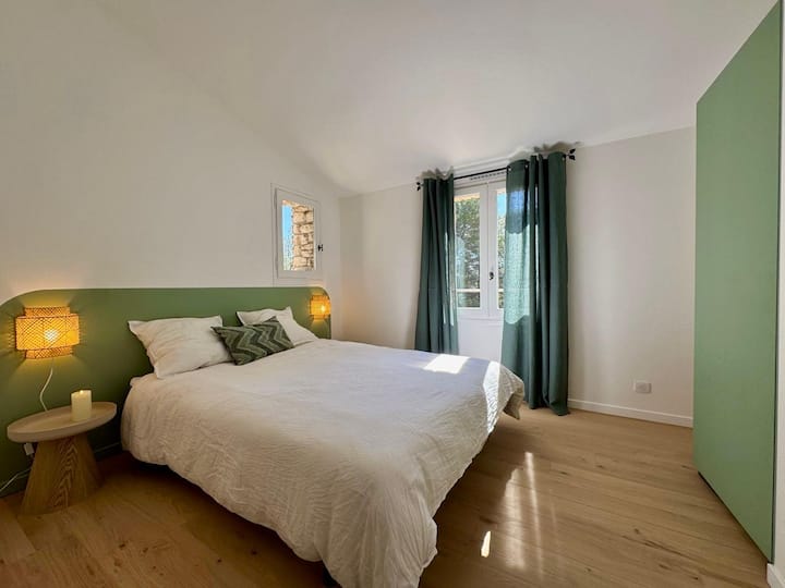 Bedroom 2, or the green bedroom, is located on the 1st floor and faces east, overlooking the pool below. It has a 160*200 bed, a closet with shelves and wardrobe, and a small dressing table/work space with stool.