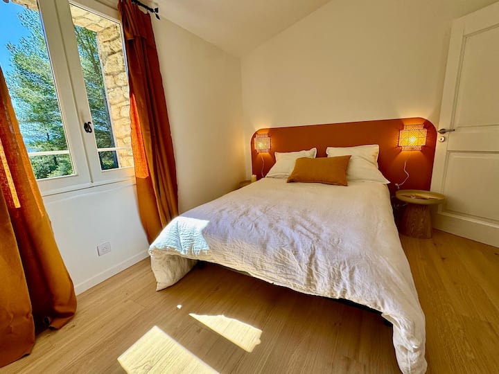 Room 3, or the ochre room, is located on the 1st floor with an east-facing exposure and a view of the pool. It has a 140*200 bed.