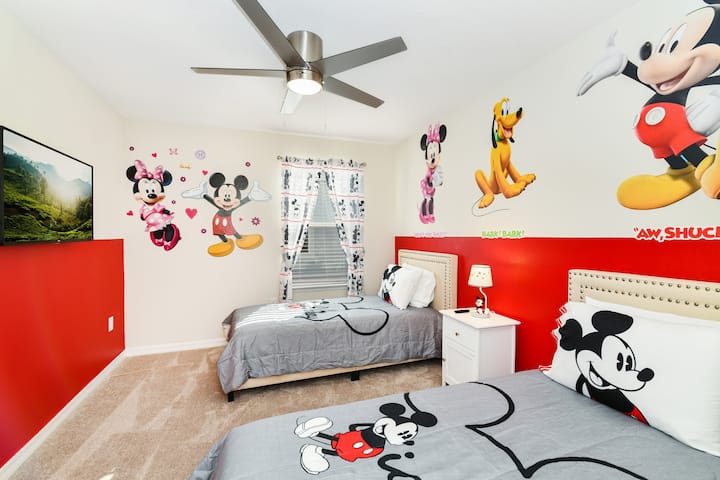Izba Mickey & Friends – kúzlo Disney v každom detaile pre mladších hostí.