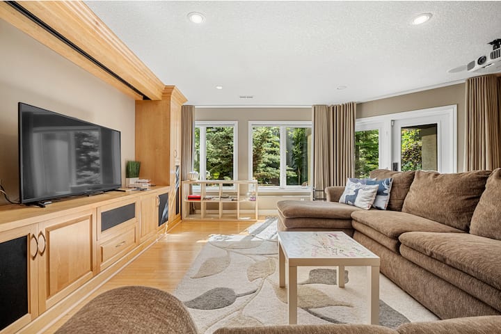 Upscale Walkout Suite | Quiet Stay | 1hr To Banff - Calgary