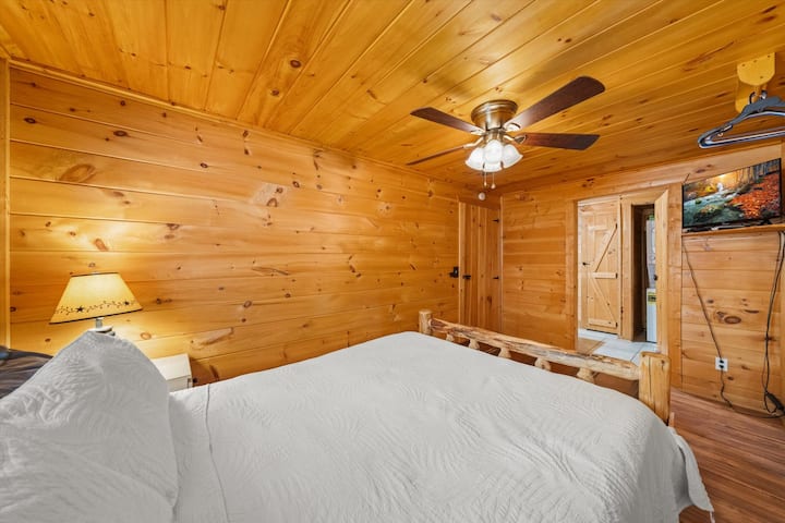 Основен суит с двойно легло king size на основното ниво. 