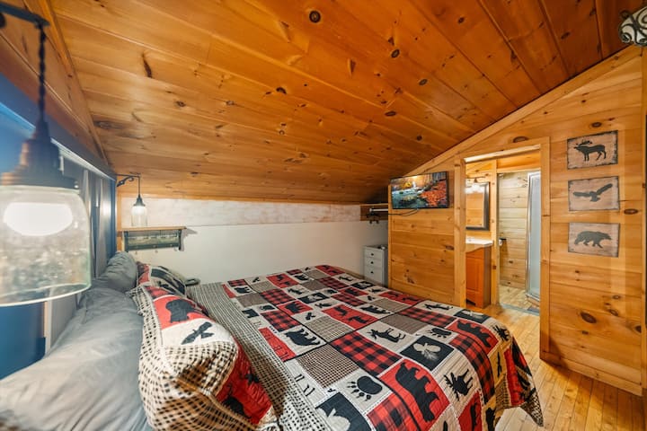 Спалня на трето ниво със суперголямо двойно легло!