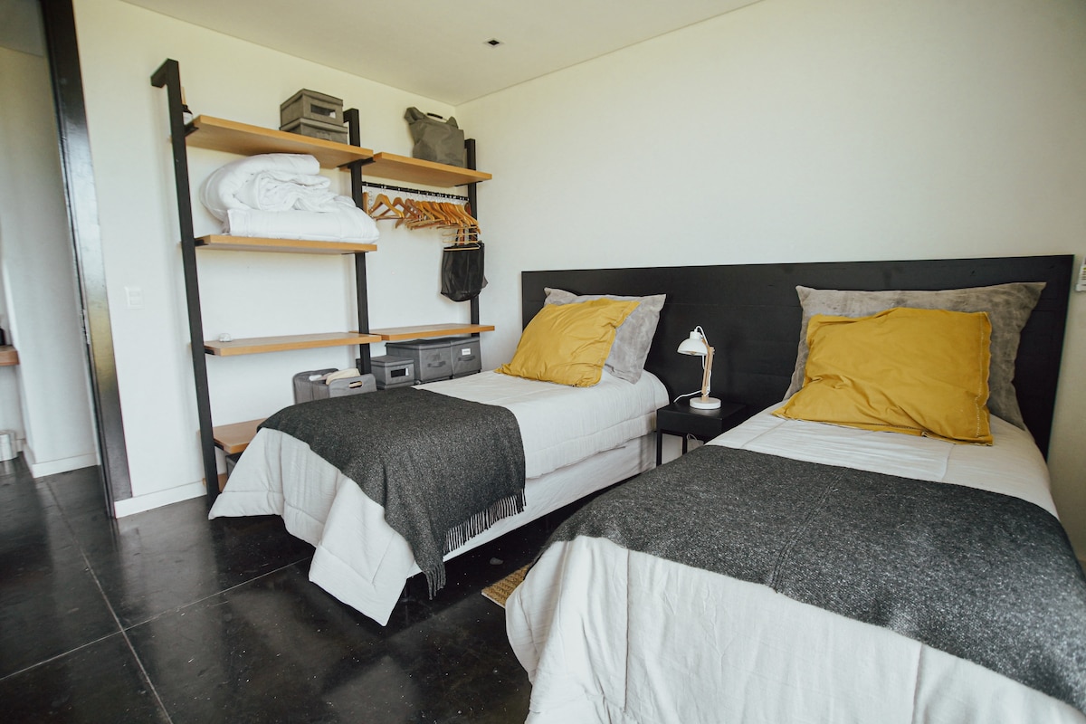 ห้องนอนนี้มีรูปแบบเตียงขนาดคิงไซส์