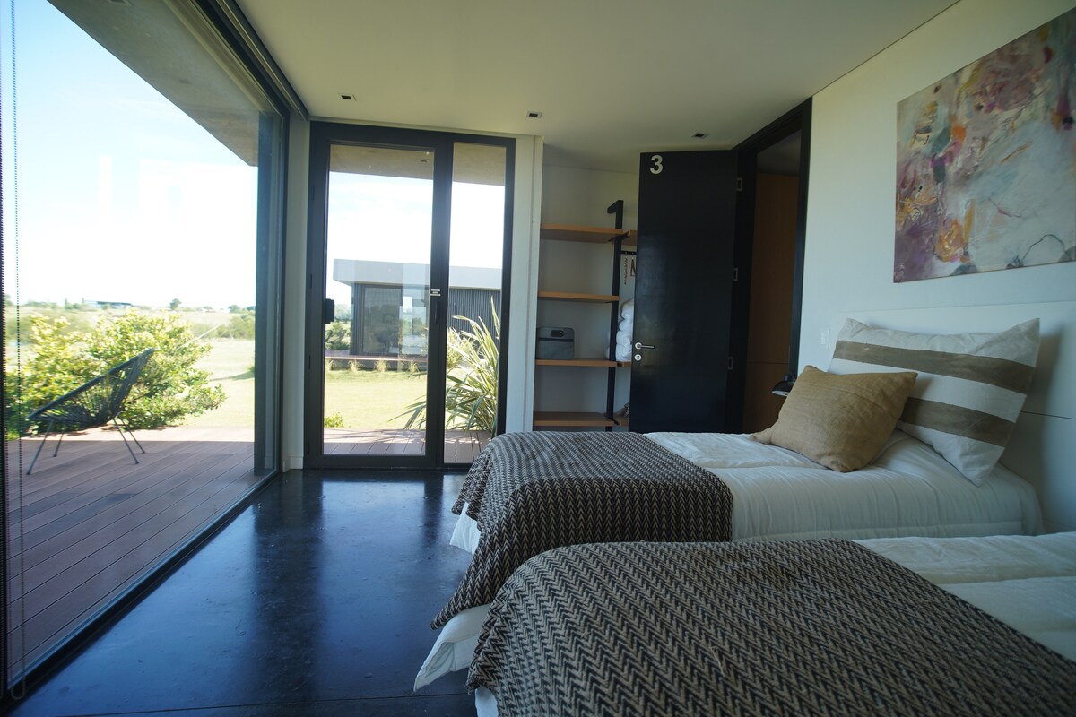 ห้องนอนใหญ่มีทางออกดาดฟ้าส่วนตัวพร้อมเก้าอี้นวมกลางแจ้งเพื่ออ่านหนังสือและผ่อนคลายและวิวเขียวขจีที่สวยงามมากไปจนถึงลากูนและกอล์ฟ มีโต๊ะทำงานพร้อมพลาสม่าขนาด 42 นิ้ว ห้องพักสามารถประกอบเข้ากับรูปแบบเตียงขนาดคิงไซส์ 