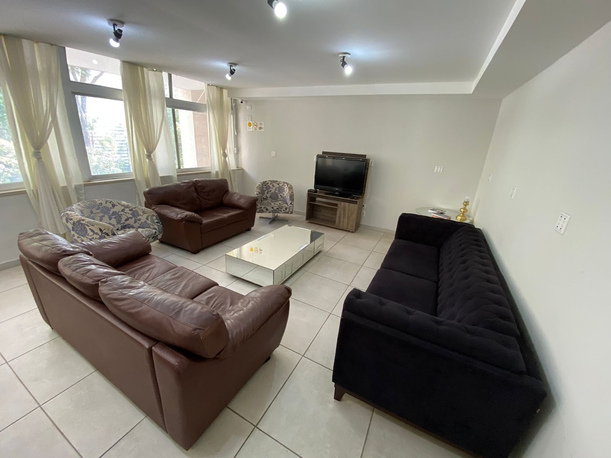 Ამპლა მისაღები ოთახი Wi-Fi ქსელით, 1 (ერთი) 53-დუიმიანი ტელევიზორით, საკაბელო ტელევიზიის სიგნალით. 