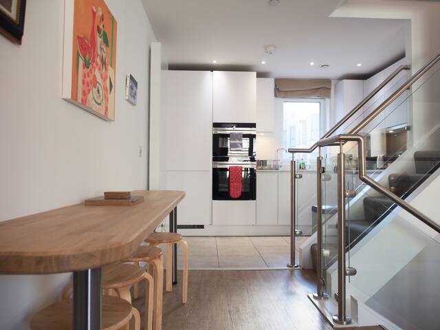 Broughton St Ln – Modern house near the Playhouse!