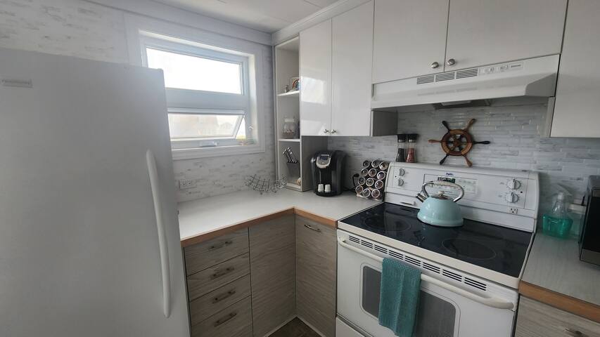 Beautifully Renovated Oceanfront 4 Season Cottage gallery image 5