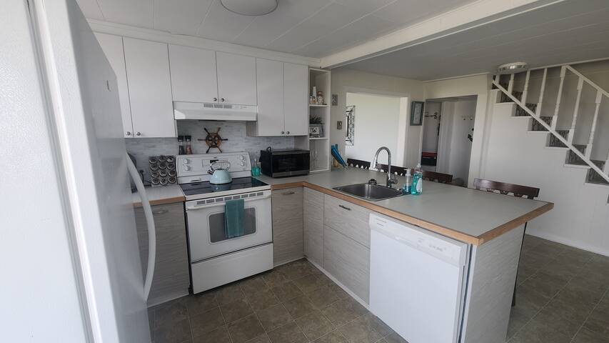 Beautifully Renovated Oceanfront 4 Season Cottage gallery image 4