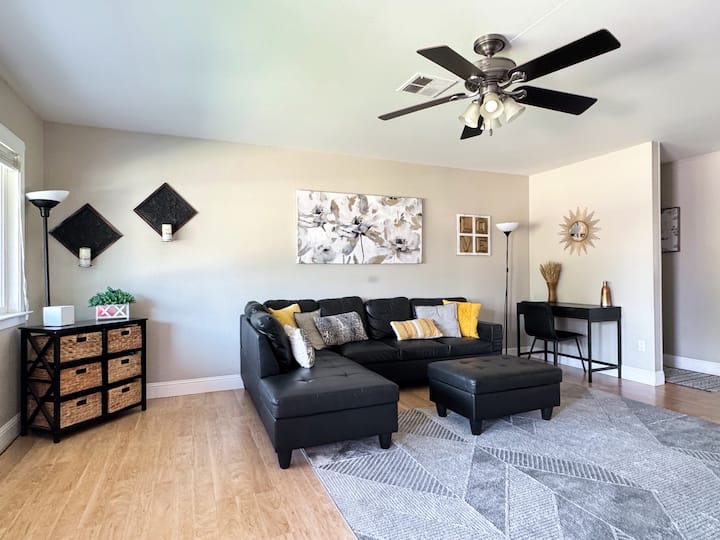 Cheerful 4 Bedroom Home, Big Yard Great For Family - Roseville, CA