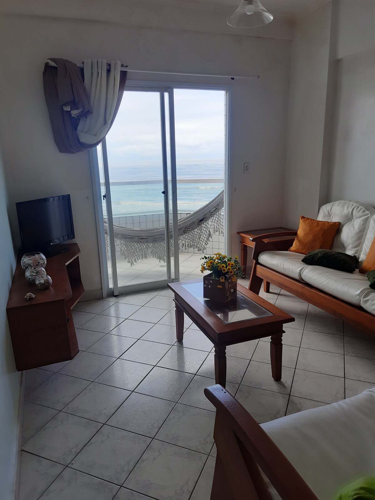 Airbnb em destaque: Two-balcony apartment with an unobstructed ocean view em Mongaguá