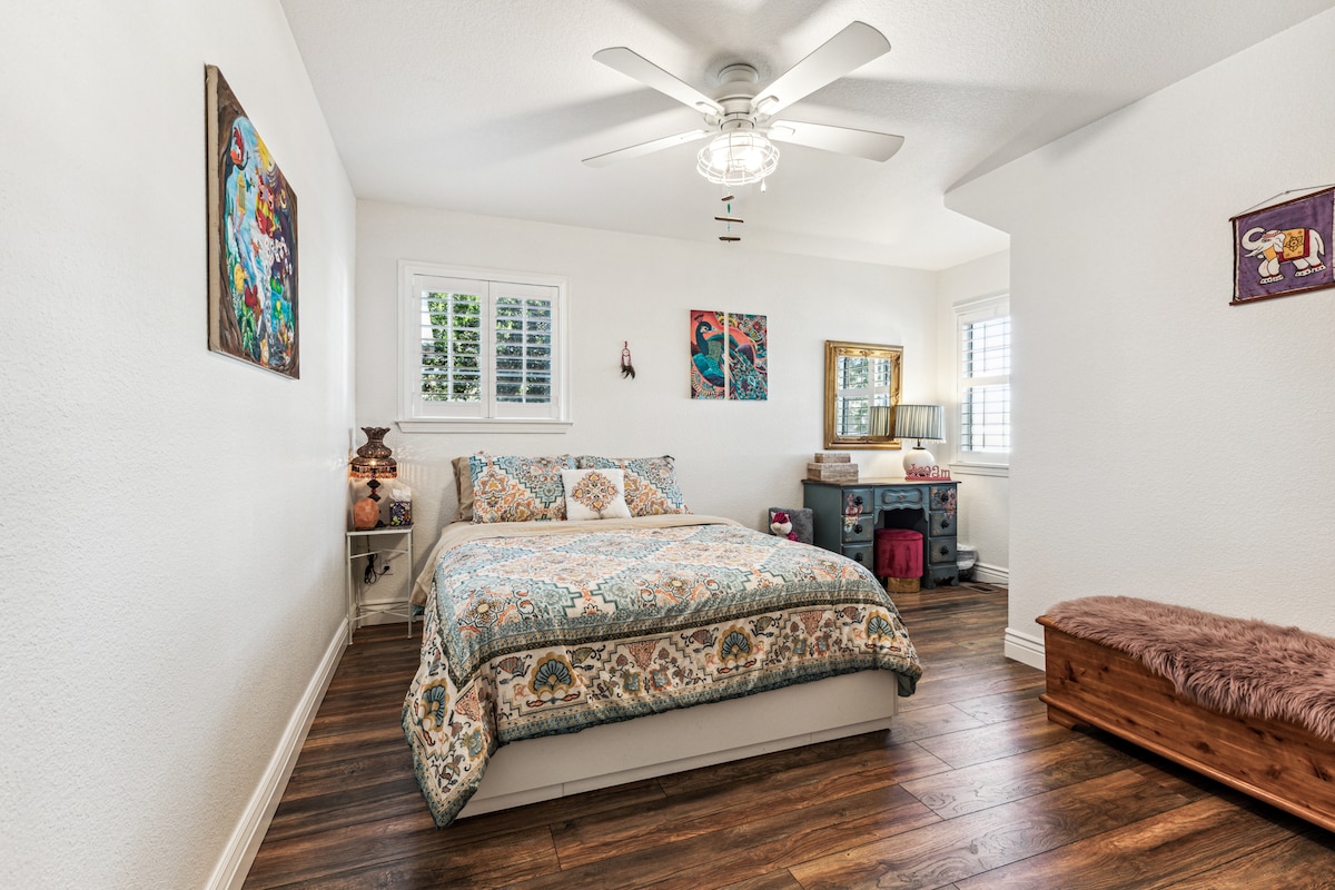 Საძინებელი 3: ორადგილიანი საწოლი საკმარისი უჯრებით, დიდი კარადა, თაროები და ამაოების მაგიდა + თამაშები საბარგულში. 