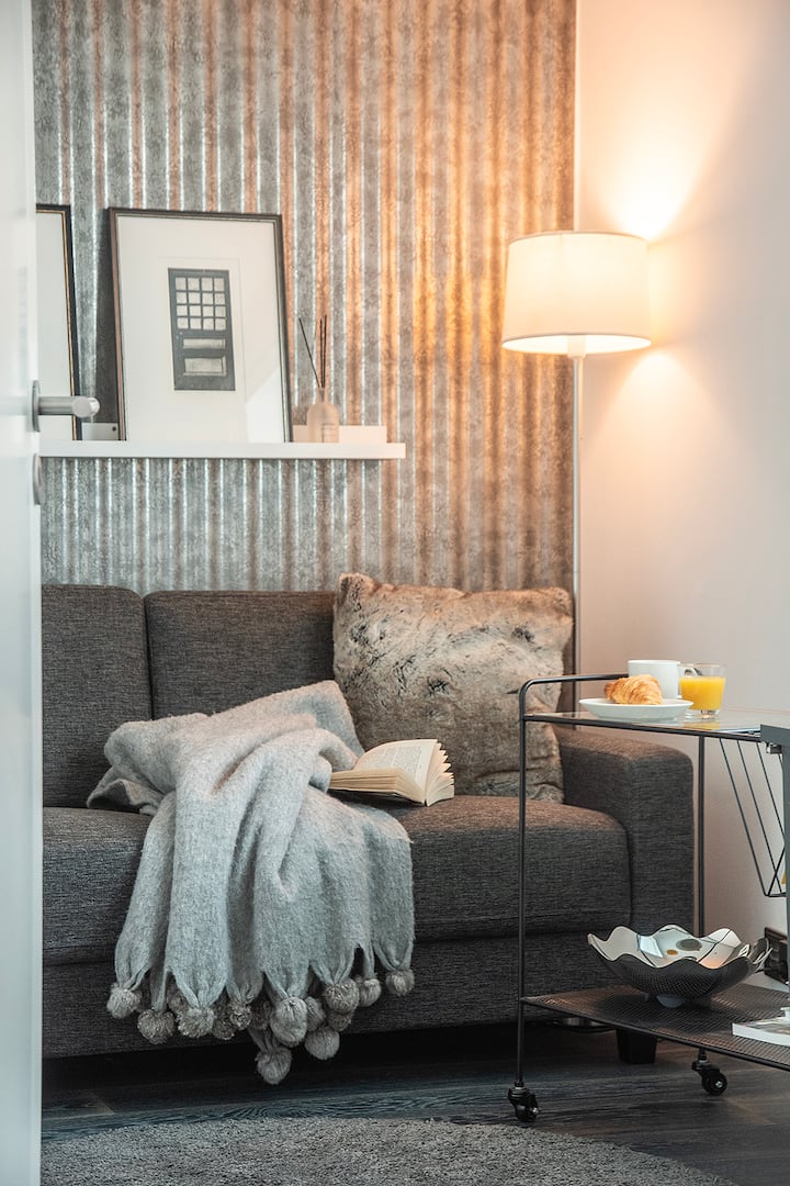 El sofá cama en el estudio de abajo se puede usar como cama para 1-2 personas si es necesario. También hay muchos gráficos reales para tu placer.

En la planta baja, hay una oficina con un sofá cama que puede proporcionar cama para 1-2 personas. Nuestro departamento también cuenta con gráficos originales.