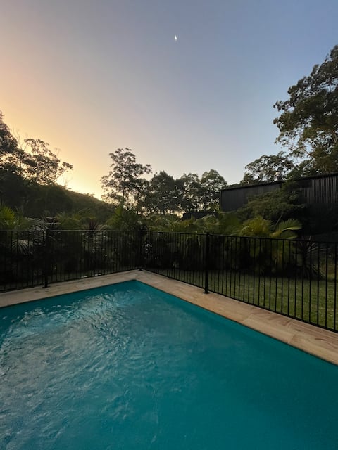 HIDE AWAY | Relax poolside & walk to Lizzie Beach