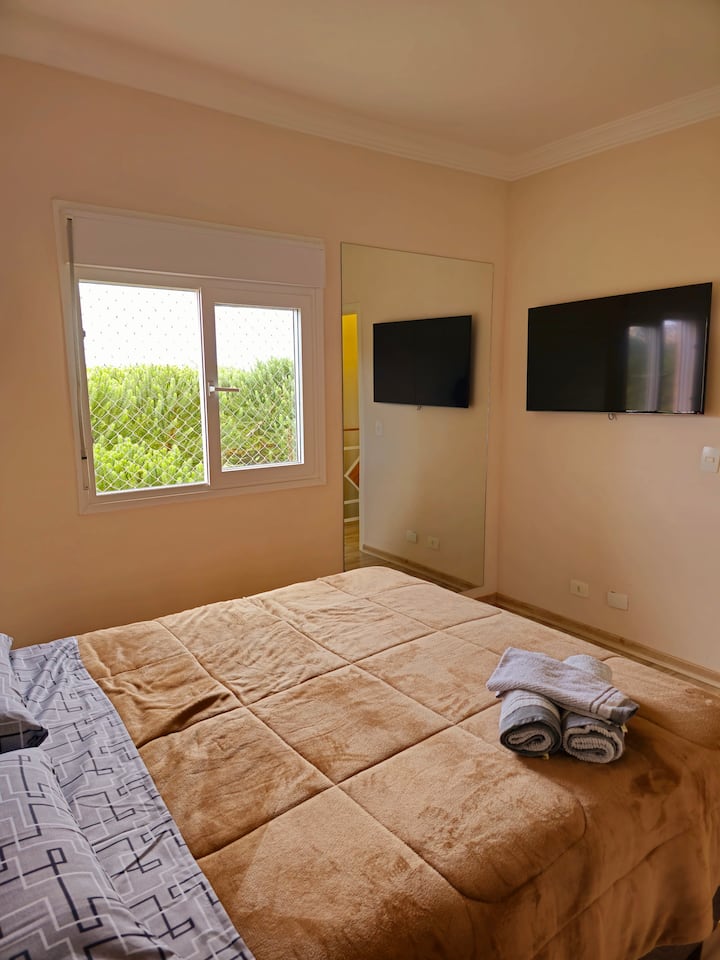 Ayuntamiento con vistas a la ciudad, una cómoda cama tamaño queen, mantas y almohadas, toallas, smarTV de 43pulgadas con Netflix y Amazon Prime.