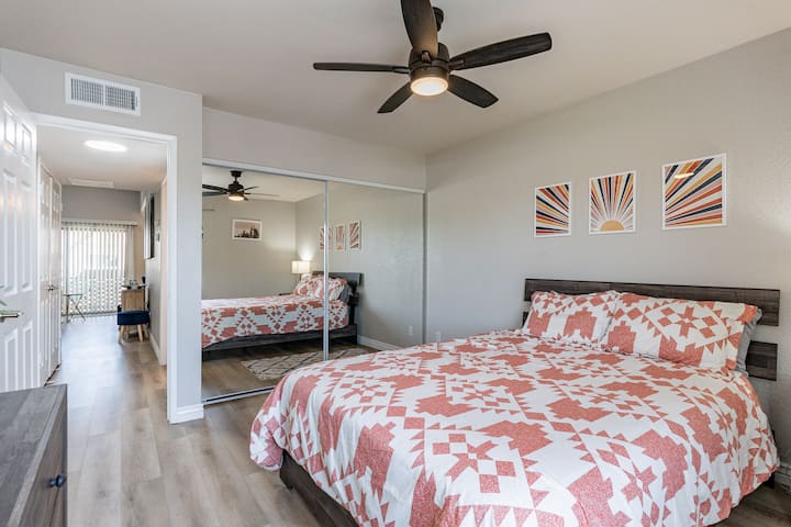 Гостинската спална соба има голем плакар со огледални врати, брачен кревет (широк 150-179 см), фиоки, тавански вентилатор, ноќна масичка и паметен часовник (со гласовен асистент)