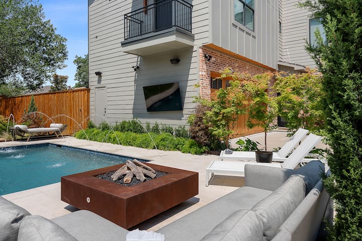 Vaulted Ceilings and Heated Pool Deep Elm No. 4530