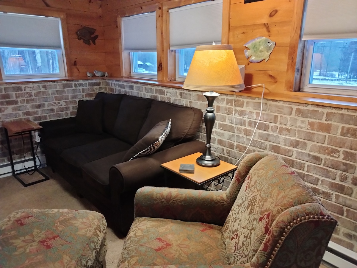 Sofabeti ya ukubwa kamili ni ya starehe kabisa, ikiwa na godoro la povu la kumbukumbu lenye urefu wa inchi 6.  Meza ndogo iliyo karibu nayo ina maduka ya USB, yanayofaa kwa ajili ya kuweka chaji ya simu au kompyuta. Kiti cha mikono na ottoman pia ni starehe sana kwa kutazama televisheni, n.k.