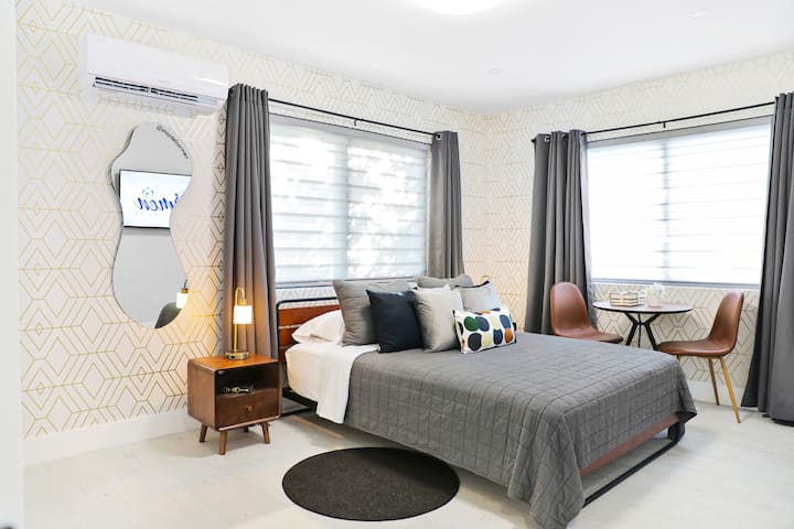 Stylish Gem: Prime Spot ~ Fast Wi-fi ~Free Parking - Miami, FL