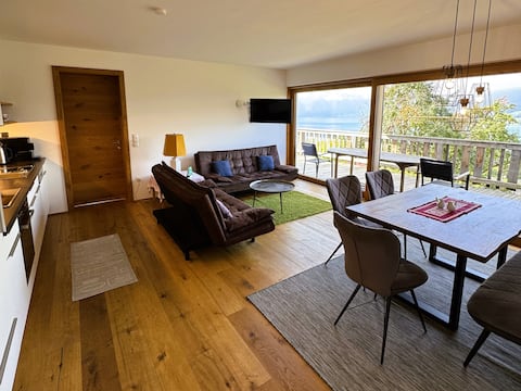 Lake Attersee Chalet "Über den Apfelbäumen" [Above the Apple Trees], 2-4 Pax